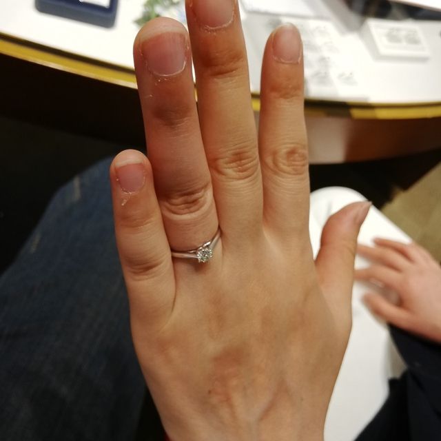 【銀座ダイヤモンドシライシの口コミ】 シンプルな婚約指輪を希望していました。
何箇所かお店を回りましたが、ダ…