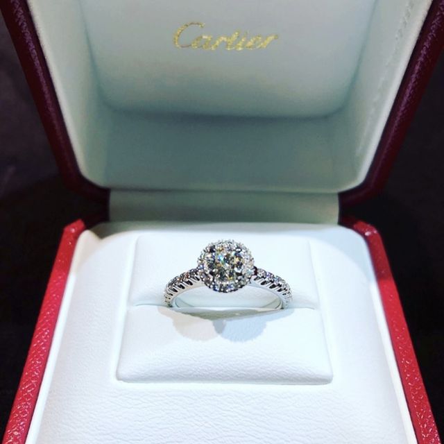 【カルティエ(Cartier)の口コミ】 大きいダイヤのまわりに小さいダイヤがついた
マイクロパヴェタイプで探し…