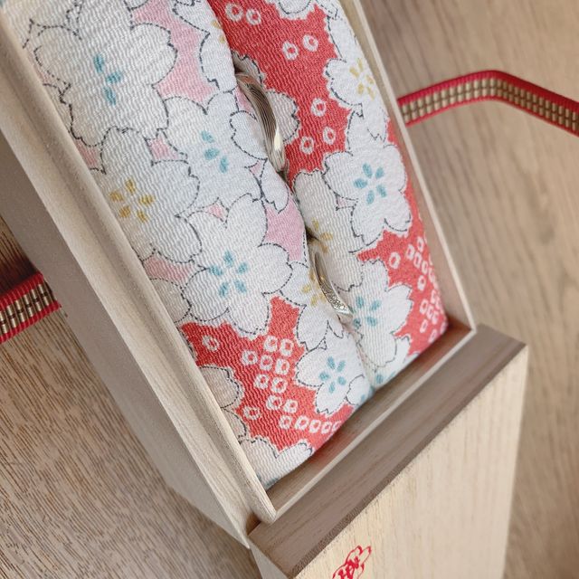 【杢目金屋(もくめがねや)の口コミ】 たくさんの種類があり悩みましたが、
最初は繋がっている指輪ですが、それ…