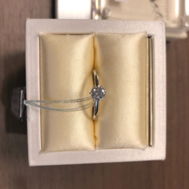【BRIDGE ANTWERP BRILLIANT GALLERY(ブリッジ・アントワープ・ブリリアント・ギャラリー)の口コミ】 センターの大きなダイヤモンドの存在感をしっかりと際立たせるシンプルな…