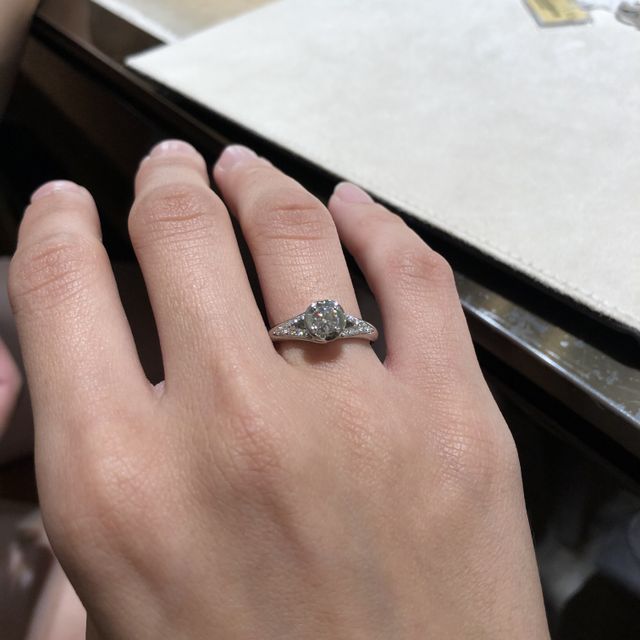 【ブルガリ(BVLGARI)の口コミ】 真ん中のダイヤを貴金属と小ぶりのダイヤで取り囲むような他にはない個性…