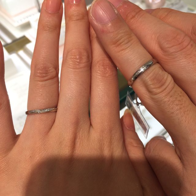 【銀座ダイヤモンドシライシの口コミ】 女性用はダイヤが斜めに入っていて、男性用はシンプルなものを探していま…