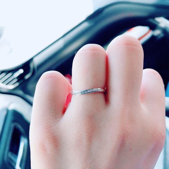 【Something Blue(サムシングブルー)の口コミ】 指輪のデザイン、着け心地、見た目全てが自分好み！1番最初に付けていろん…