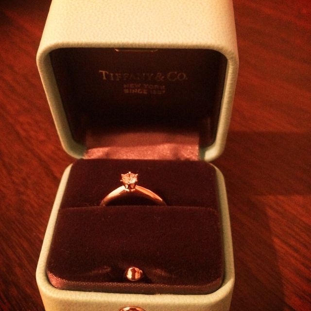 【ティファニー(Tiffany & Co.)の口コミ】 婚約指輪の王道ティファニーセッティングです。
王道と言われ続けることが…