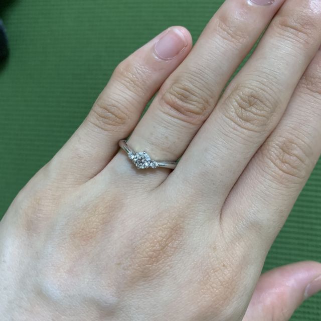 【アイプリモ(I-PRIMO)の口コミ】 ２つのメレダイヤがセンターダイヤモンドを挟んでいてとても可愛い。ゆる…