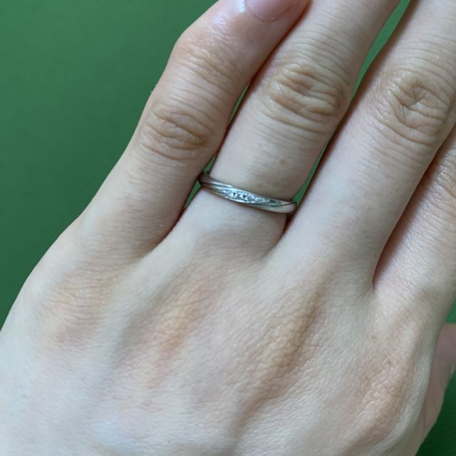 【アイプリモ(I-PRIMO)の口コミ】 婚約指輪と重ねづけしやすいようなデザインを探してました。かつ、定番の…