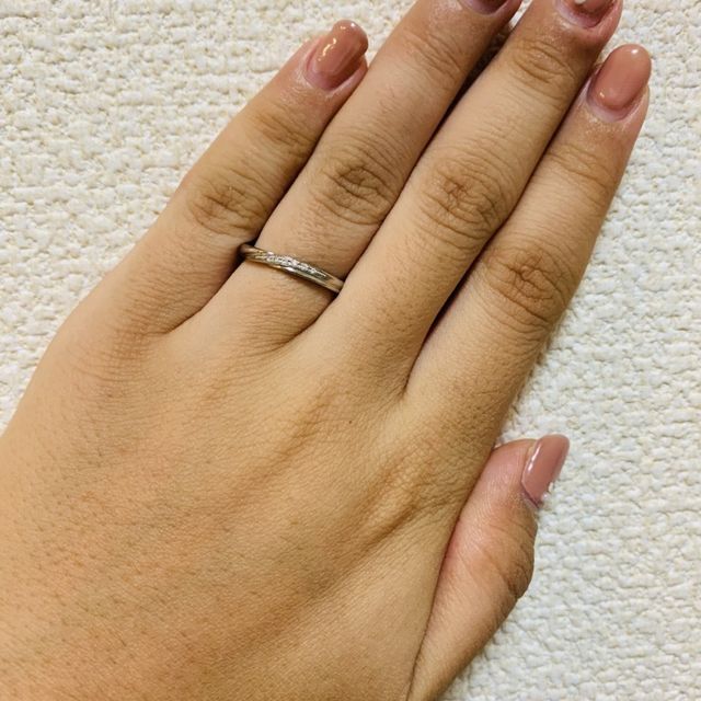【銀座ダイヤモンドシライシの口コミ】 軽めにねじれのあるところと、小さいダイヤが数個入っていて主張が強くな…