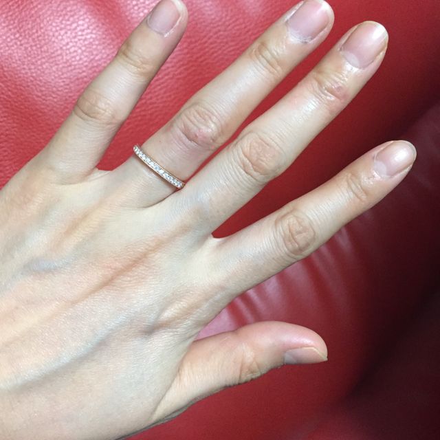 【ケイウノ ブライダル(K.UNO BRIDAL)の口コミ】 凄くシンプルなデザインなのに細身で指が長細く見え、また結婚指輪と合わ…