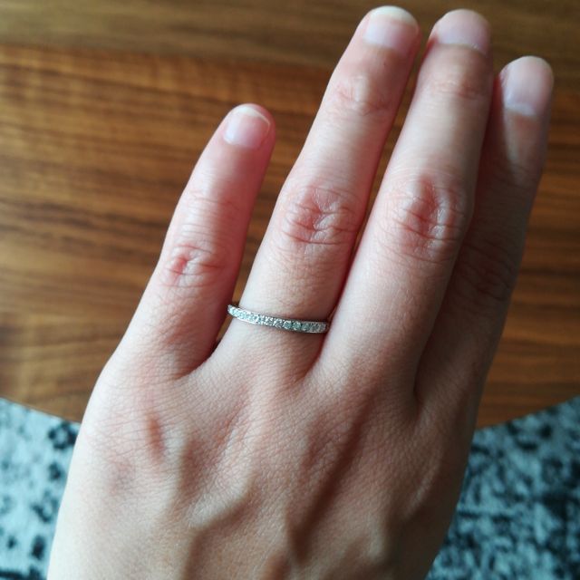 【GALA JEWELRY(ガラジュエリー)の口コミ】 太陽や光に照らされた時、とてもキラキラしていて綺麗だったため。指輪慣…