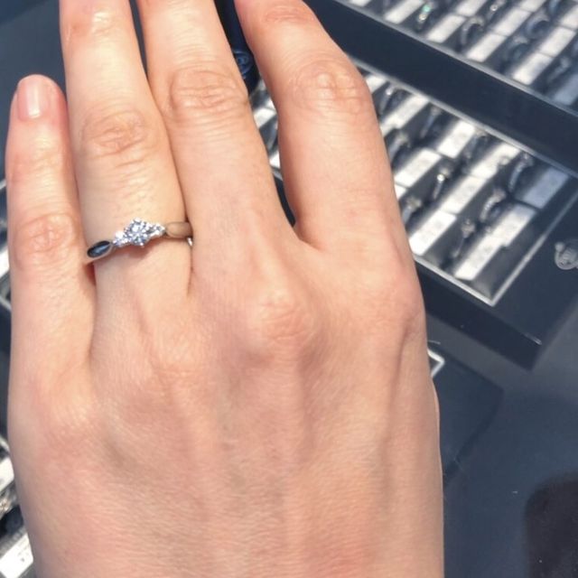 【エクセルコダイヤモンド(EXELCO DIAMOND)の口コミ】 ダイヤモンドがより引き立つデザインであり、太さが私の指に合っていると…