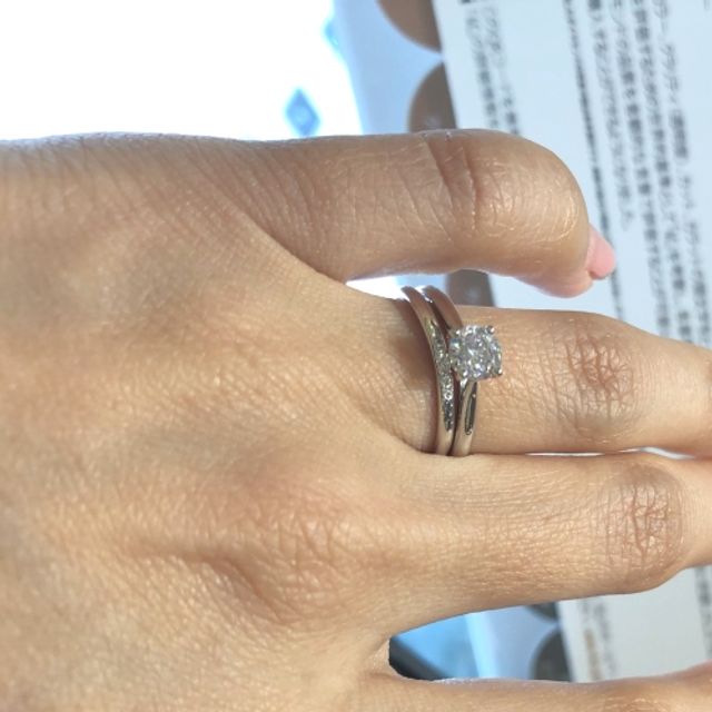 【VENUS TEARS(ヴィーナスティアーズ)の口コミ】 結婚指輪よりも婚約指輪をメインに試していき決めました。婚約指輪はダイ…