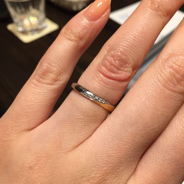 【ケイウノ ブライダル(K.UNO BRIDAL)の口コミ】 シンプルなダイヤが斜めに入ってるタイプを探していましたが、いくつか候…