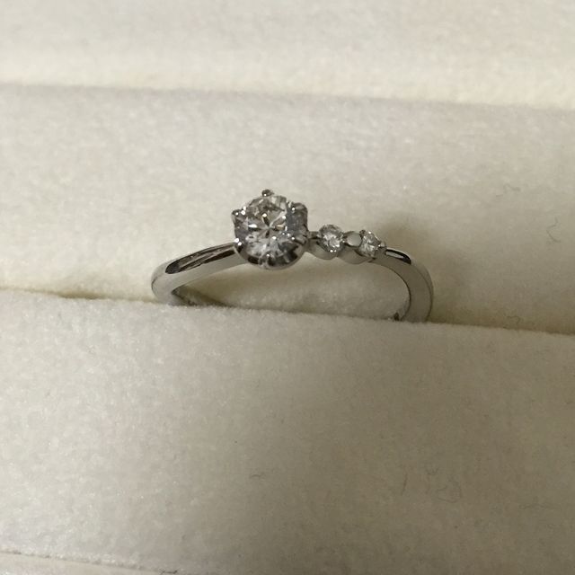 【アンジェリックフォセッテ(Angelique Fossette)の口コミ】 一粒ダイヤの横に2粒のメレが並んでいるという派手すぎず、シンプルすぎな…