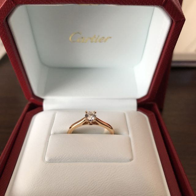 【カルティエ(Cartier)の口コミ】 ゴールドが可愛いのと、王道のカギ爪の形が良かった。
またカルティエの、…