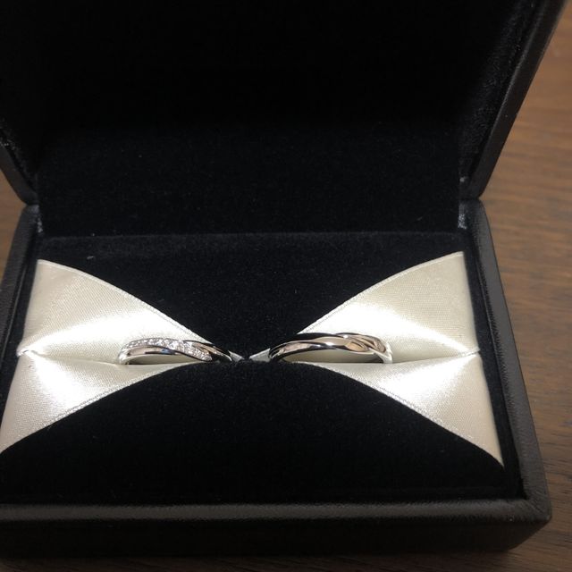【エクセルコダイヤモンド(EXELCO DIAMOND)の口コミ】 デザインはゆったりとしたウェーブ形です。
女性のリングは左側にダイヤが…