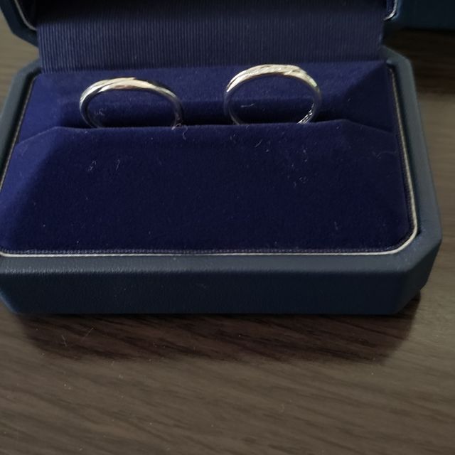 【銀座ダイヤモンドシライシの口コミ】 婚約指輪とセットで購入しました。ダイヤとダミーの指輪を渡してプロポー…