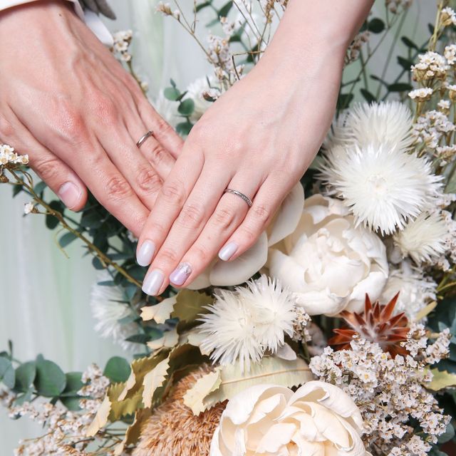 【銀座ダイヤモンドシライシの口コミ】 指輪をいろいろ試着していた時に、自分の指が細めなので華奢な指輪じゃな…