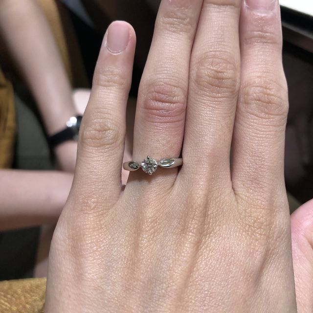 【ブルガリ(BVLGARI)の口コミ】 センターのダイヤモンドを包み込むような、なめらかなアームのフォルムで…