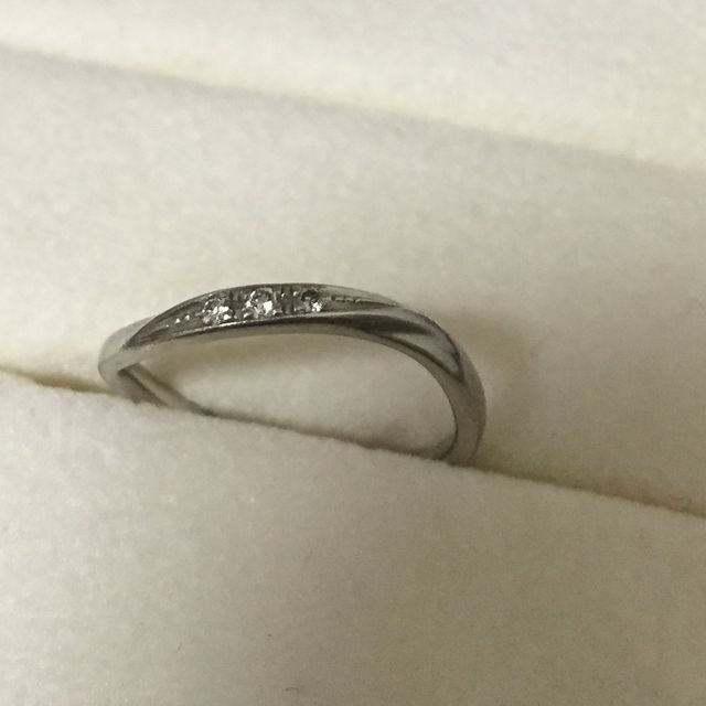 【アンジェリックフォセッテ(Angelique Fossette)の口コミ】 ダイヤ入りで、緩やかなウェーブを描く流線型のデザインの結婚指輪を探し…