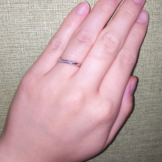 【4℃ BRIDAL(ヨンドシーブライダル)の口コミ】 婚約指輪は左右に小さなダイヤモンドが配置されている方が全体の華やかさ…