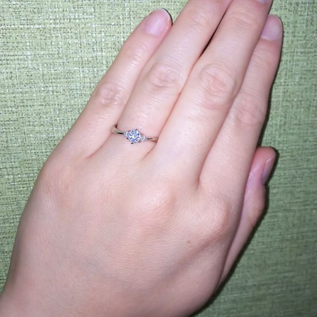 【4℃ BRIDAL(ヨンドシーブライダル)の口コミ】 婚約指輪は左右に小さなダイヤモンドが配置されている方が全体の華やかさ…