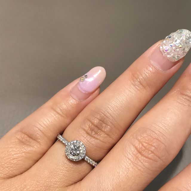 【ピアジェ(PIAGET)の口コミ】 カラットは0.3程ですが周りをグルっとメレダイヤで囲っているので大きく見…