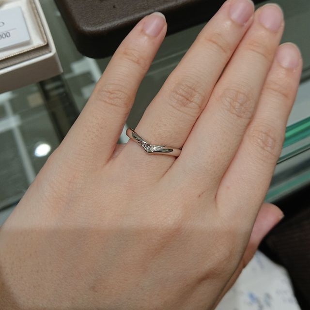 【アイプリモ(I-PRIMO)の口コミ】 V字の形が特に気に入りました。指輪の太さも少し太めでカッチリ感のあるデ…
