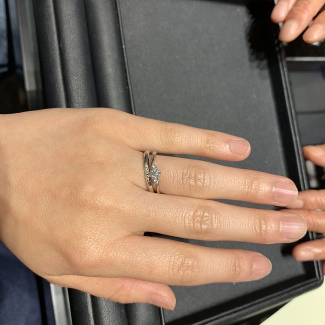 【銀座ダイヤモンドシライシの口コミ】 シンプルな物で少しダイヤがあってもいいなという気持ちで指輪を探してい…