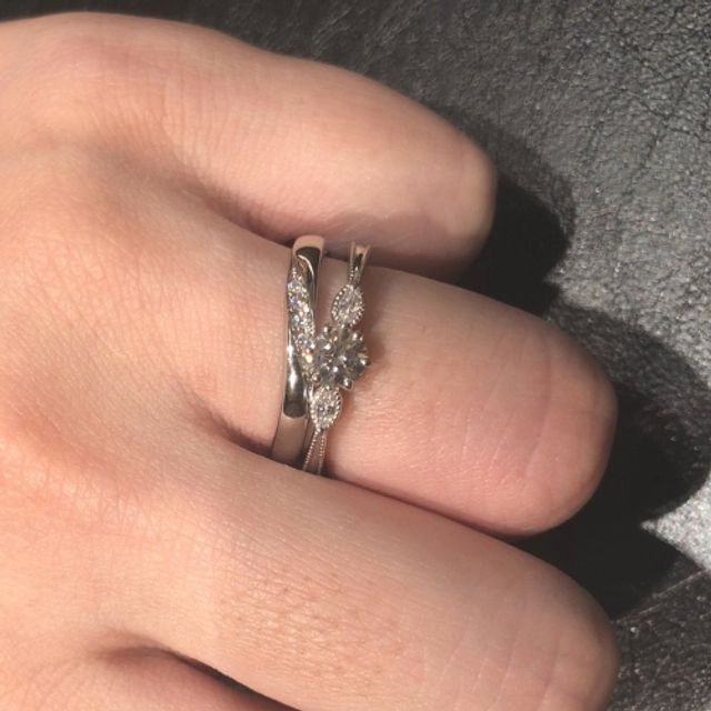【CHARMY(チャーミー)の口コミ】 婚約指輪は花をモチーフにした可憐なイメージで存在感がありますし、何よ…