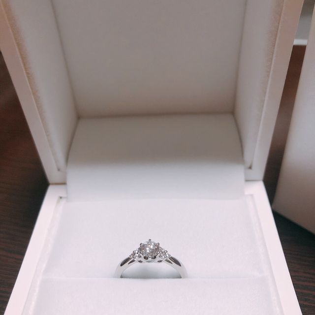 【ギンザタナカブライダル(GINZA TANAKA BRIDAL)の口コミ】 着けた時の感じが居心地が良かった。
メレダイヤが3個ずつ両サイドについ…