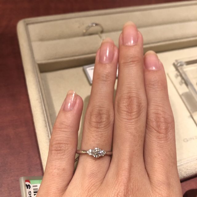 【ギンザタナカブライダル(GINZA TANAKA BRIDAL)の口コミ】 着けた時の感じが居心地が良かった。
メレダイヤが3個ずつ両サイドについ…