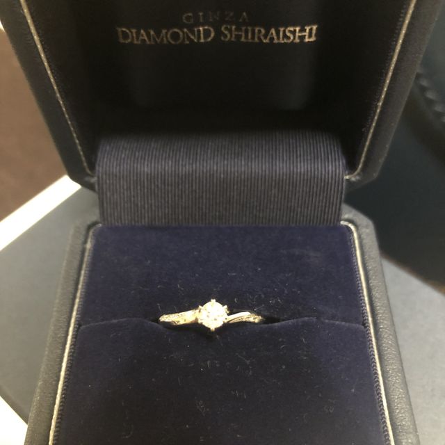 【銀座ダイヤモンドシライシの口コミ】 指輪の決め手は、歳を取ってもずっと付けられるデザインがいいと思ってい…