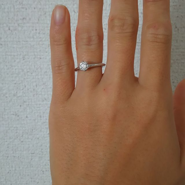 【ティファニー(Tiffany & Co.)の口コミ】 シンプルなリングと上品な形のダイヤで、かしこまった場所や少しオシャレ…
