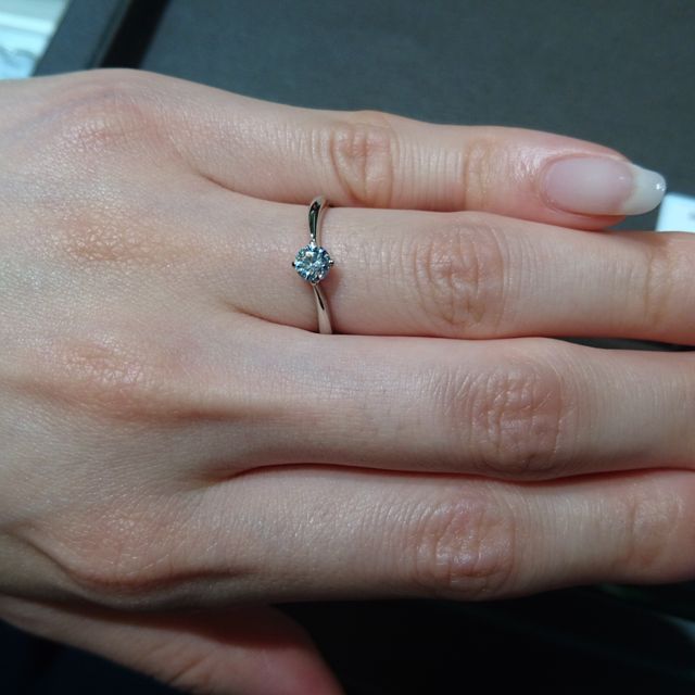 【アイプリモ(I-PRIMO)の口コミ】 緩やかなウェーブラインでダイヤモンドの輝きがより繊細に見えるデザイン…