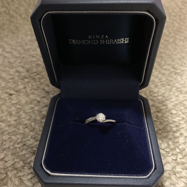 【銀座ダイヤモンドシライシの口コミ】 シンプルでありながら、ゴージャス感があるリングデザインに惹かれて購入…