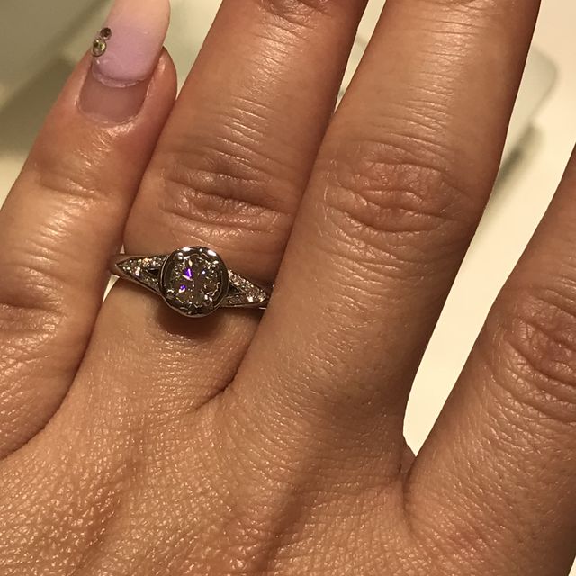 【ブルガリ(BVLGARI)の口コミ】 比較的新しいデザインです。
真ん中の石のグレードによりだいぶお値段の差…