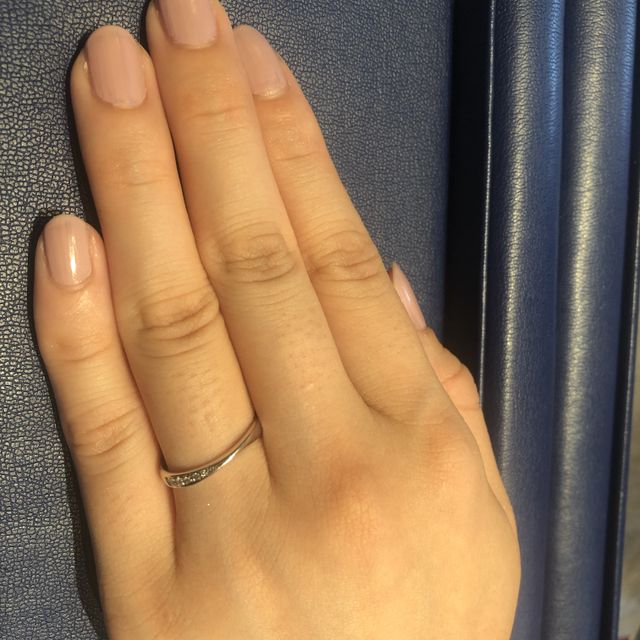 【銀座ダイヤモンドシライシの口コミ】 まずはデザインが決めてでした。実際はそこまで細くない太さですか、ウェ…