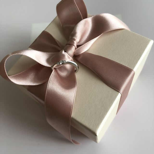 【アイプリモ(I-PRIMO)の口コミ】 婚約指輪を購入しなかったので、小さいダイヤがついていて、なおかつ普段…