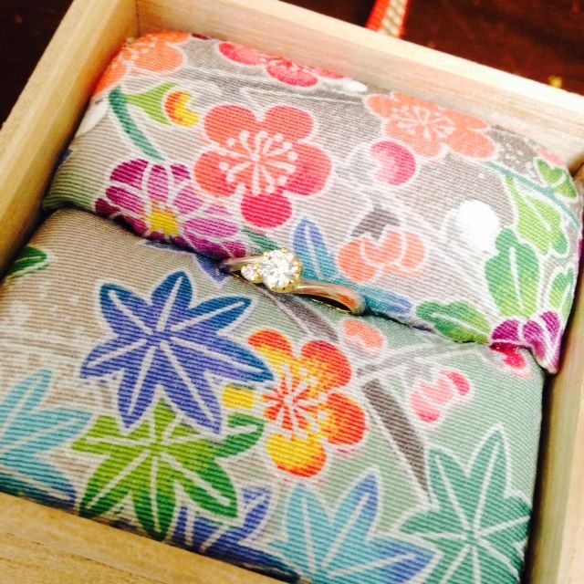 【杢目金屋(もくめがねや)の口コミ】 彼が内緒で用意してくれたエンゲージリングです。大きなダイヤモンドと小…