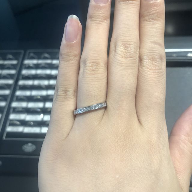 【エクセルコダイヤモンド(EXELCO DIAMOND)の口コミ】 指輪は、丸ではなく四角くカットされたプリンセスカットのダイヤモンドを…