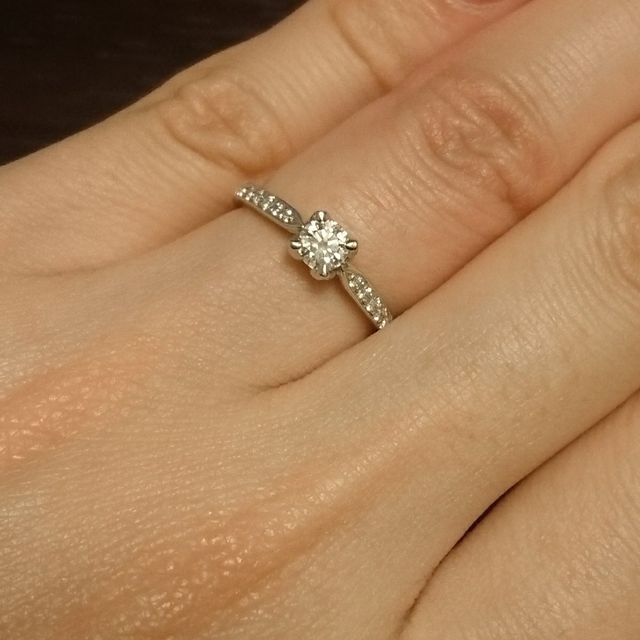 【サマンサティアラブライダル(Samantha Tiara Bridal)の口コミ】 ストレートタイプのエンゲージリングです。メインののダイヤモンドから両…