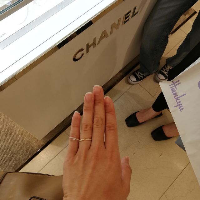 【シャネル(CHANEL)の口コミ】 デザインは唯一無二ですごくすてきです！所々くびれているような形ですの…