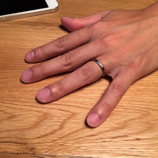 【Scintillante(シンティランテ)の口コミ】 このデザインの指輪は、艶消し加工が出来きます。指輪の色も、ホワイトゴ…