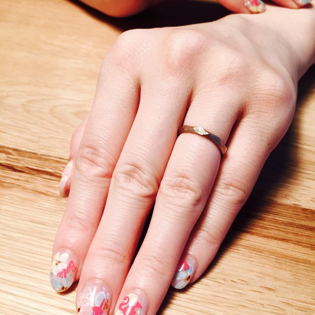 【Scintillante(シンティランテ)の口コミ】 このデザインの指輪は、艶消し加工が出来きます。指輪の色も、ホワイトゴ…