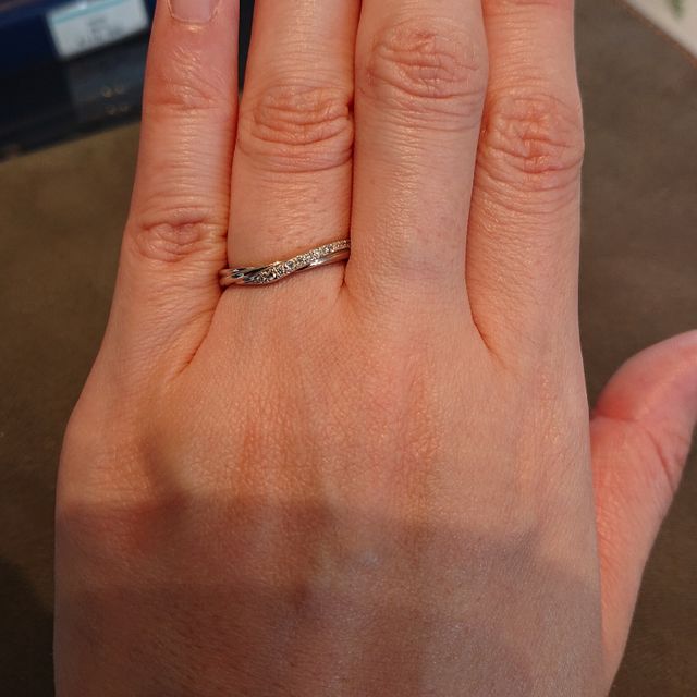 【銀座ダイヤモンドシライシの口コミ】 かなり計算されたデザインで、指が細く見えます。つけ心地もよく、年齢を…