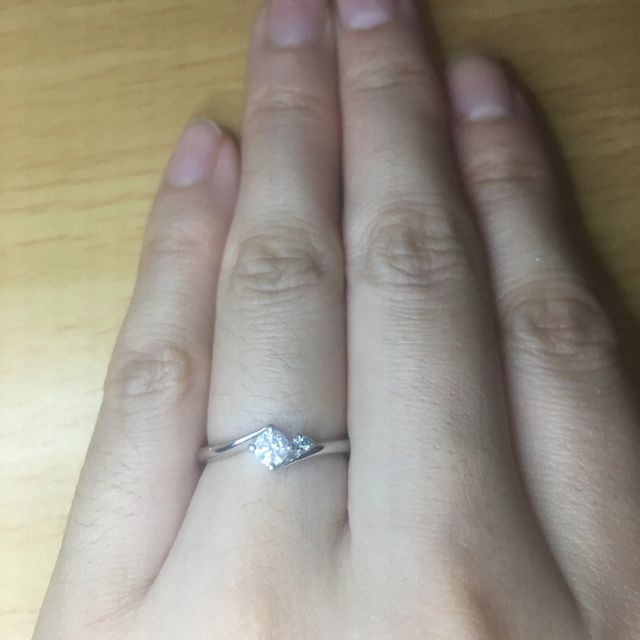 【組曲ジュエリーの口コミ】 指が少し太いのがコンプレックスなので他のジュエリーブランドの指輪、と…