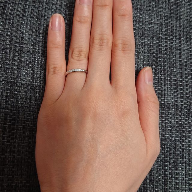 【エクセルコダイヤモンド(EXELCO DIAMOND)の口コミ】 ダイヤが真っ直ぐに並んでるタイプを選びましたが、ギリギリまで斜めにな…