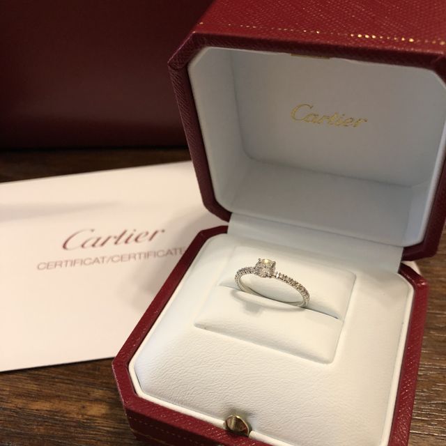 【カルティエ(Cartier)の口コミ】 がっつり婚約指輪！という感じではなく、普段使いもできるタイプの婚約指…