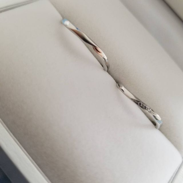 【ウィスプ(WISP)の口コミ】 夫婦揃って指が太いのでストレートタイプより曲線的な方が細く見えると教…