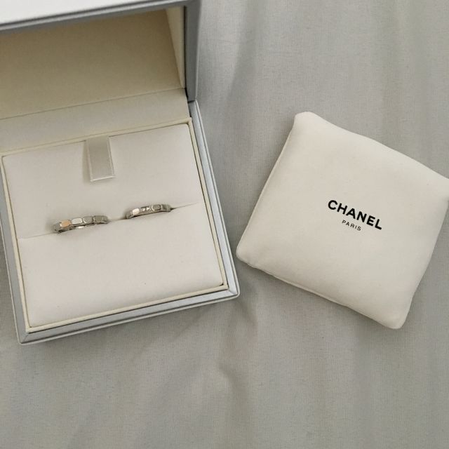 【シャネル(CHANEL)の口コミ】 デザインはシャネルの代表の香水と同じ形で他に無いデザインと指輪の意味…